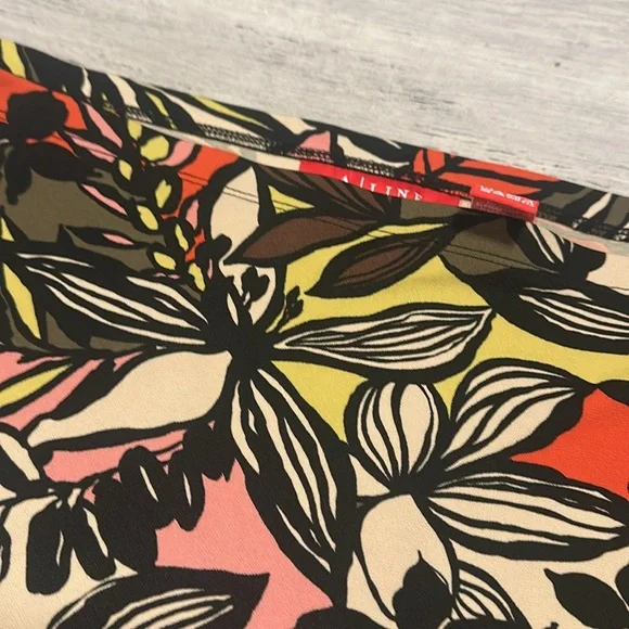 Bold Jungle Print Women’s Skirt Women’s Size  Large - Picture 3 of 3